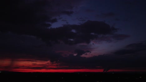 Sonnenunterganghimmel-Mit-Sich-Nähernden-Gewitterwolken