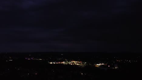 Donner-Und-Blitz-In-Einem-Sturmwolkengefüllten-Nachthimmel-1