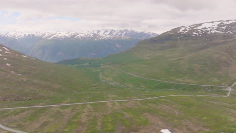 Vista-Tranquila-Del-Paso-De-Montaña-Cerca-De-Nalfarbakkane-Con-Montañas-Nevadas-En-El-Oeste-De-Noruega