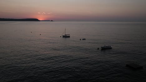 Sonnenaufgang-Zeitraffer-Cornwall-Südküste-Küstenlinie-Boote-Auf-Dem-Meer-Luftaufnahme