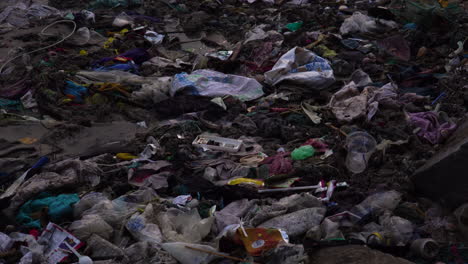 Ausgewaschener-Müll-Nach-Sturmnacht-In-Südvietnam-Strand-In-Mui-Ne