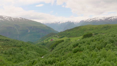 Valle-Forestal-Con-Pintorescas-Cabañas-Cerca-De-Aurlandsvangen-En-El-Municipio-De-Aurland,-Condado-De-Vestland,-Noruega