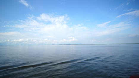 Vista-Al-Mar-Y-Al-Agua-Desde-El-Crucero-Cielo-Abierto-Reflexión-Sobre-El-Mar