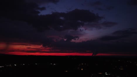 Sonnenunterganghimmel-Mit-Sich-Nähernden-Gewitterwolken-3