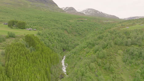 Valle-Boscoso-Con-Río-De-Montaña-Que-Fluye-Cerca-De-Aurlandsvangen-En-Aurland,-Condado-De-Vestland,-Noruega