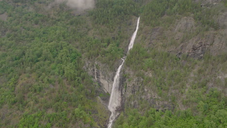 Luftaufnahme-Des-Atemberaubenden-Storfossen-wasserfalls-In-Geiranger,-Mehr-Og-Romsdal,-Norwegen