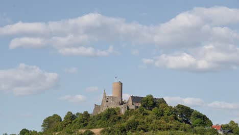Zeitraffer-Von-Wolken,-Die-An-Einem-Sonnigen-Abend-über-Schloss-Gleiberg-In-Hessen,-Deutschland,-Vorbeiziehen