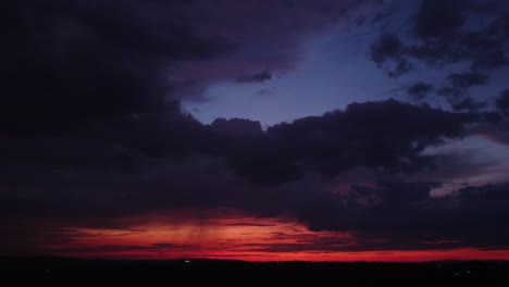 Sonnenunterganghimmel-Mit-Sich-Nähernden-Gewitterwolken-2