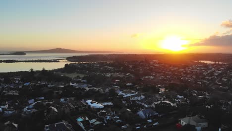 Wohngegend-In-Auckland,-Hintergrund-Der-Insel-Rangitoto