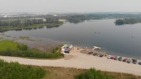 4K-Drohnenvideo-Von-Paddleboardern-Und-Kajakfahrern-Auf-Dem-Cushman-Lake-In-Fairbanks,-Ak-Während-Eines-Sommertages-8