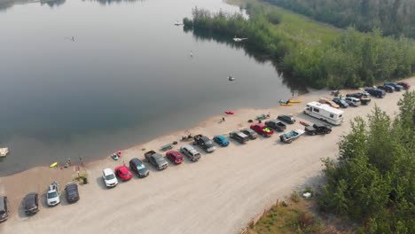4K-Drohnenvideo-Von-Paddleboardern-Und-Kajakfahrern-Auf-Dem-Cushman-Lake-In-Fairbanks,-Ak-Während-Eines-Sommertages-7