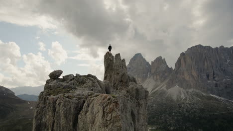 Mann-Steht-Auf-Schroffem-Felsvorsprung-In-Dolomiten,-Italien