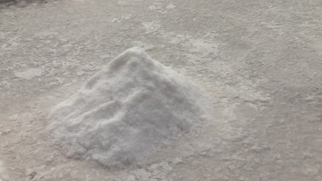 Small-mound-of-salt,-around-it-the-flower-of-salt-is-forming