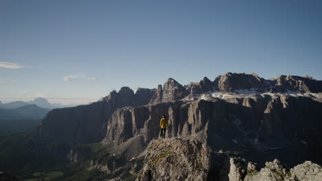 Alpinist-Auf-Klippe-An-Epischem-Aussichtspunkt-über-Italienische-Dolomiten
