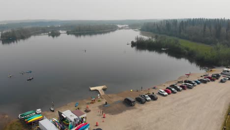 4K-Drohnenvideo-Von-Paddleboardern-Und-Kajakfahrern-Auf-Dem-Cushman-Lake-In-Fairbanks,-Ak-Während-Eines-Sommertages-6