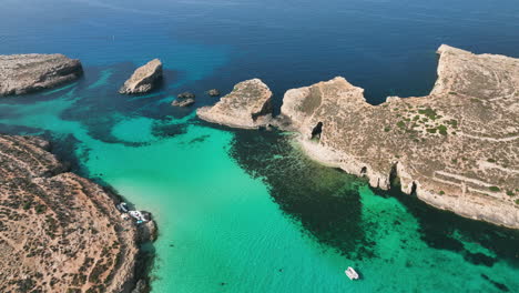 Imágenes-De-Drones-Cinematográficos-Lentos-Que-Capturan-La-Laguna-Azul-De-Las-Islas-Comino-En-Malta