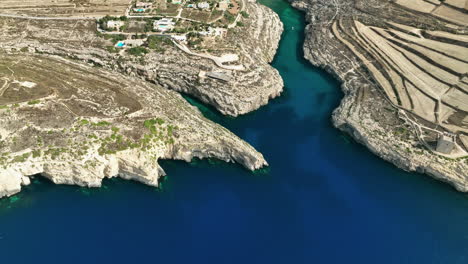 Drohnenaufnahmen-über-Mġarr-Ix-xini-Beach-Auf-Der-Insel-Gozo-In-Malta