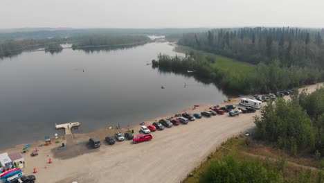 4K-Drohnenvideo-Von-Paddleboardern-Und-Kajakfahrern-Auf-Dem-Cushman-Lake-In-Fairbanks,-Ak-Während-Eines-Sommertages-5