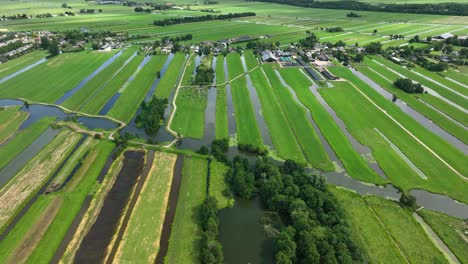 Luftdrohnenaufnahme-Der-Holländischen-Polderdeichlandschaft-Mit-Farmen-In-Den-Niederlanden