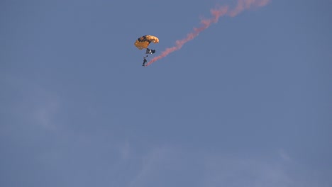 Rauchpfad-Fallschirmspringer-Senkt-Sich-Auf-Den-Boden