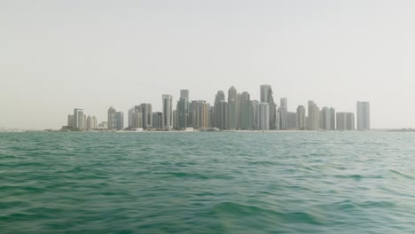 Doha,-Paisaje-De-La-Ciudad-De-Qatar-Desde-Un-Barco