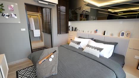 Modernes-Zeitgenössisches-Schlafzimmer-Innendesign-Mit-Schwarz-weißer-Decke,-Kingsize-Bett,-Keine-Personen,-Schwenken-1