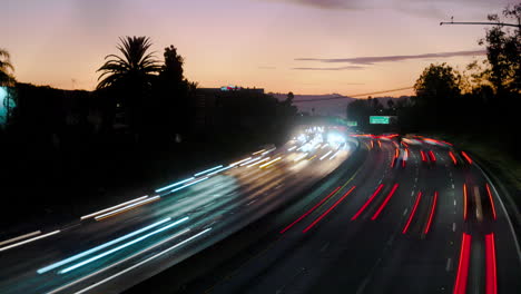 Zeitraffer-Des-Geschäftigen-Autobahnverkehrs-Mit-Bewegungsunschärfe-In-Los-Angeles-Bei-Sonnenuntergang