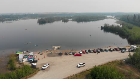 4K-Drohnenvideo-Von-Paddleboardern-Und-Kajakfahrern-Auf-Dem-Cushman-Lake-In-Fairbanks,-Ak-Während-Eines-Sommertages-4