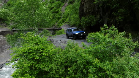 Vehículo-Todoterreno-Azul-Conduciendo-En-El-Paso-De-Montaña-Dentro-Del-Parque-Nacional-De-Tusheti,-Georgia
