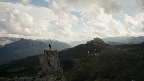 Mann-Steht-Auf-Unsicherem-Felsigem-Aussichtspunkt,-Epische-Aussicht-In-Den-Alpen