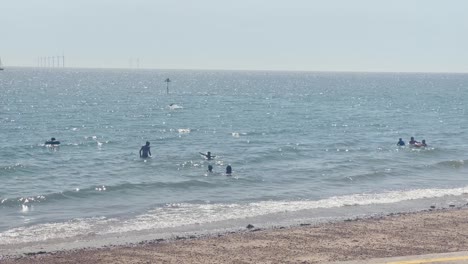 Menschen-Genießen-Das-Sonnige-Wetter-Am-Strand-In-Clacton-On-Sea,-Essex,-Großbritannien