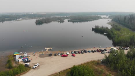 4K-Drohnenvideo-Von-Paddleboardern-Und-Kajakfahrern-Auf-Dem-Cushman-Lake-In-Fairbanks,-Ak-Während-Eines-Sommertages-3