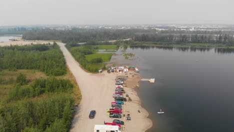 4K-Drohnenvideo-Von-Paddleboardern-Und-Kajakfahrern-Auf-Dem-Cushman-Lake-In-Fairbanks,-Ak-Während-Eines-Sommertages-1