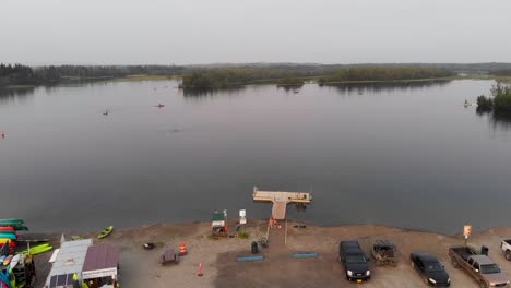 Video-De-Drones-4k-Del-área-Recreativa-Del-Lago-Tanana-En-Fairbanks,-Ak-Durante-El-Día-De-Verano-1