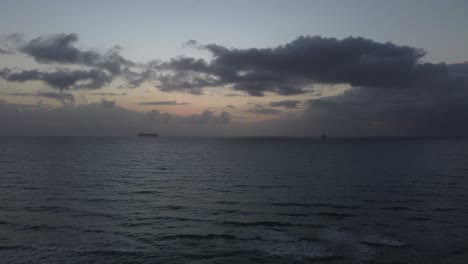 Meerblick-Vom-Strand-In-Miami-Bei-Sonnenuntergang-In-4k-Gefilmt-Von-Drohne