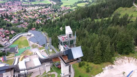 Schöner-Drohnen-Orbitflug-Um-Eine-Skisprungschanze-In-Deutschland