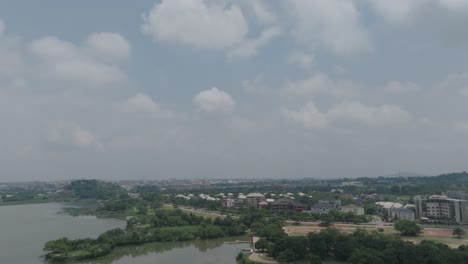 Antenne---Jabi-See-Reservoir-In-Abuja,-Nigeria,-Afrika,-Umgekehrte-Absenkung
