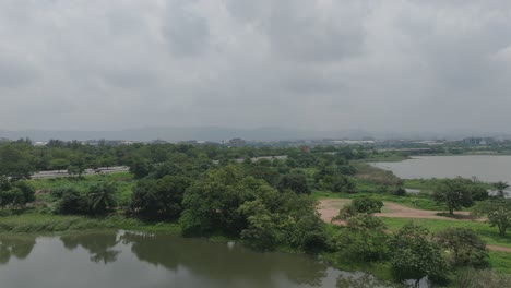 Antenne---Jabi-See-Reservoir-In-Abuja,-Nigeria,-Afrika,-Vorwärts