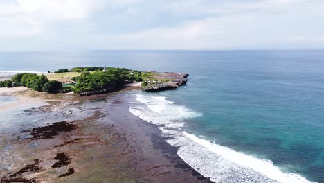 Antena---Hermosa-Toma-De-Drones-De-Una-Playa,-Arrecife-Y-Olas-Rompiendo-En-Nusa-Dua,-Bali