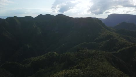 Ein-Panoramablick-Auf-Eine-Bergkette,-Die-Die-Sonne-Blockiert