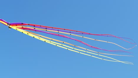 Eine-Statische-Aufnahme-Eines-Oktopusförmigen-Luftballons,-Der-Am-Himmel-Schwebt