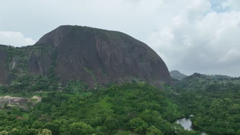AERIAL---Zuma-Rock-monolith,-Abuja,-Nigeria,-wide-shot-forward