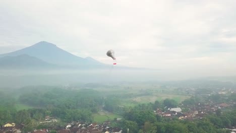 Globo-Tradicional-Indonesio-Volando-En-El-Cielo-Con-Bandera-Indonesia