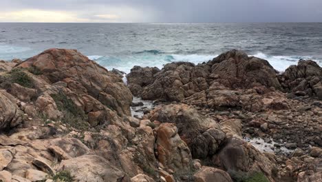 Rocky-coast-at-Shelley-Cove,-Western-Australia-in-stormy-weather