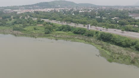 Antenne---Jabi-See,-Jabi-Reservoir,-In-Abuja,-Nigeria,-Afrika,-Schwenk-Links-Lkw-Links
