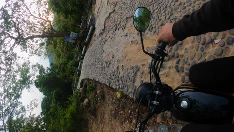 Video-Vertical-Pov,-Persona-Montando-Motocicleta-Explorando-El-Campo-Tropical-Rural-En-El-Sudeste-Asiático