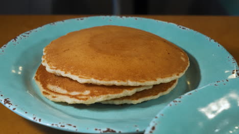 Fresh-buttermilk-pancakes-on-turquoise-blue-plate,-slider-4K