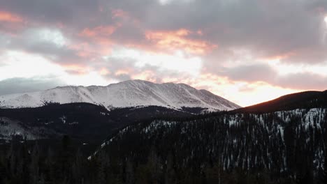 Drohnenaufnahmen-Eines-Wunderschönen-Sonnenaufgangs-über-Einem-Berg-In-Colorado