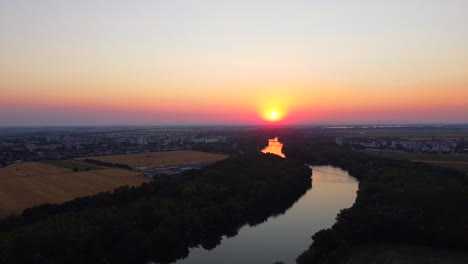 Luftaufnahme-Des-Unglaublichen-Sonnenuntergangs,-Der-Sich-Im-Fluss-In-Der-Slowakischen-Natur-Widerspiegelt