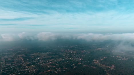 Luftaufnahme-über-Der-Totoralen-Stadt-Mit-Wolken,-Die-Sich-Entlang-Des-Rahmens-Bewegen,-Chile